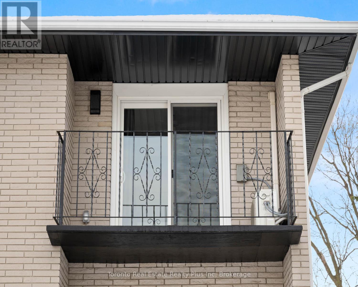 77 Second Avenue, Kitchener, Ontario  N2C 1N4 - Photo 3 - X12647678