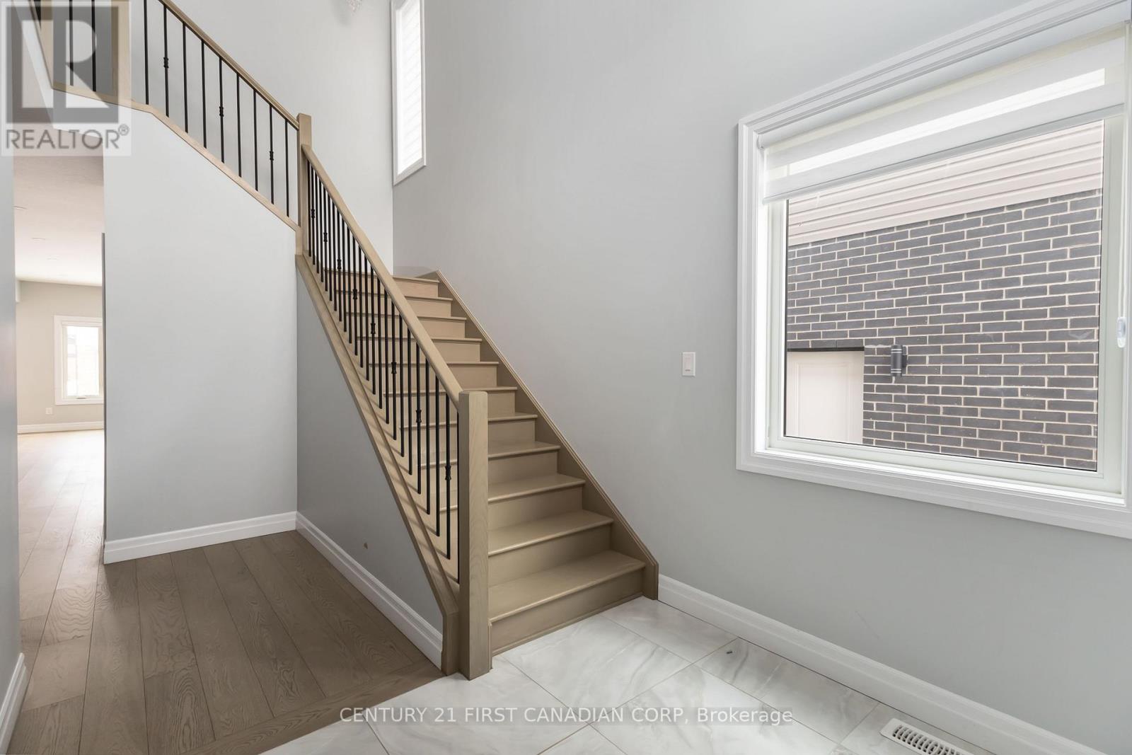 #upper - 2265 Southport Crescent, London South (South U), Ontario  N6M 0J6 - Photo 5 - X12647688