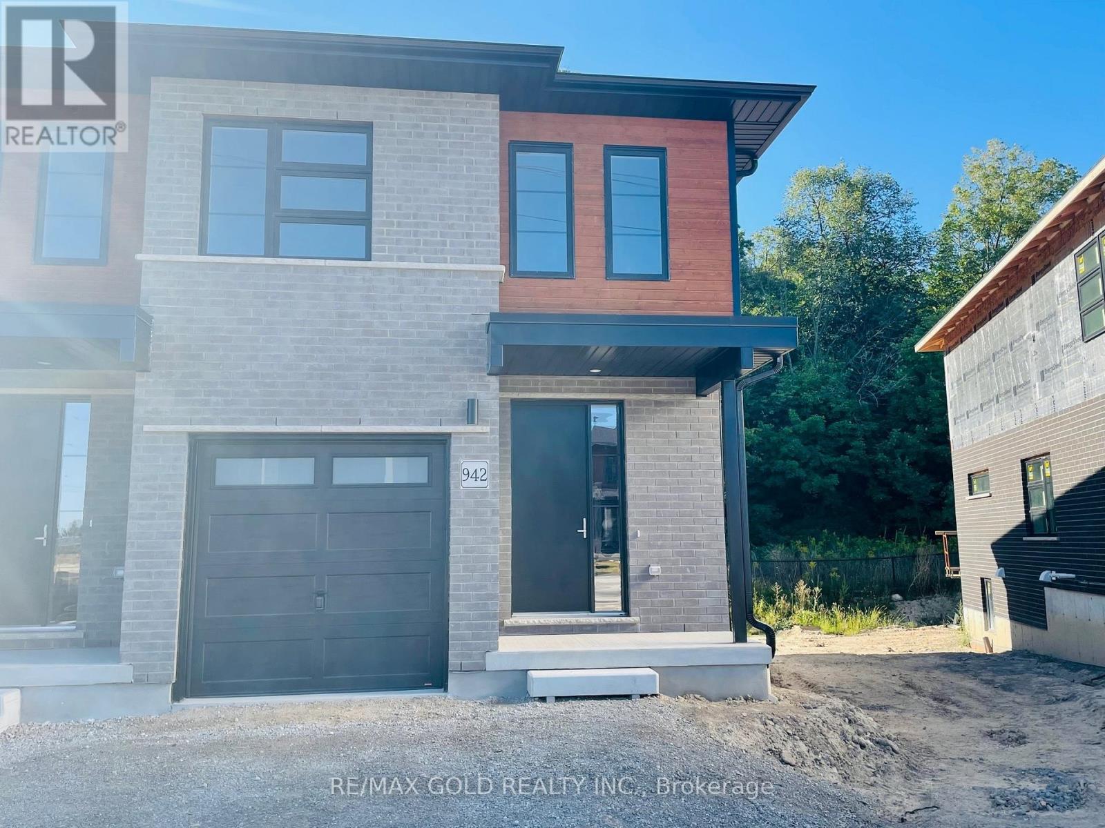 942 ROBERT FERRIE DRIVE, Kitchener, Ontario