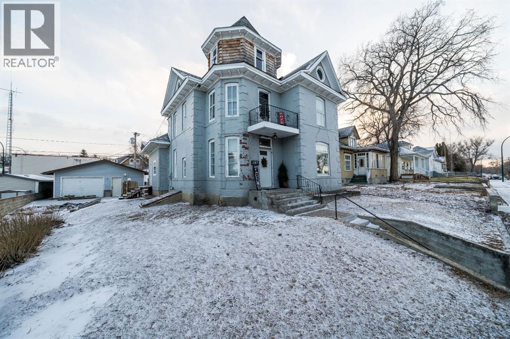 387 5 Street Se, Medicine Hat, Alberta  T1A 0M7 - Photo 2 - A2275873