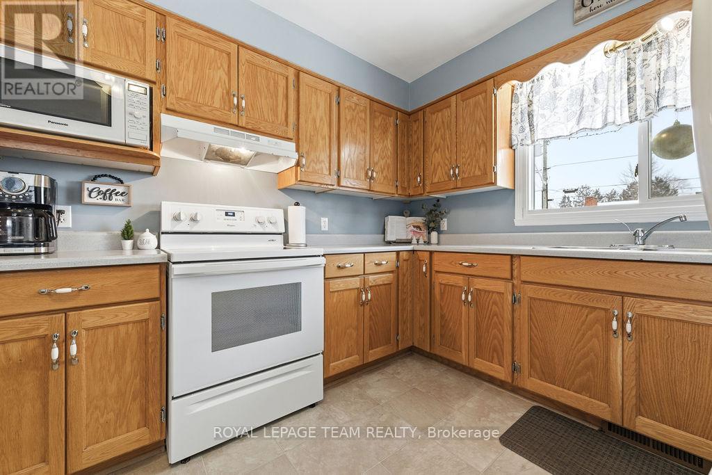 13 Archibald Street, Whitewater Region, Ontario  K0J 1K0 - Photo 8 - X12647772