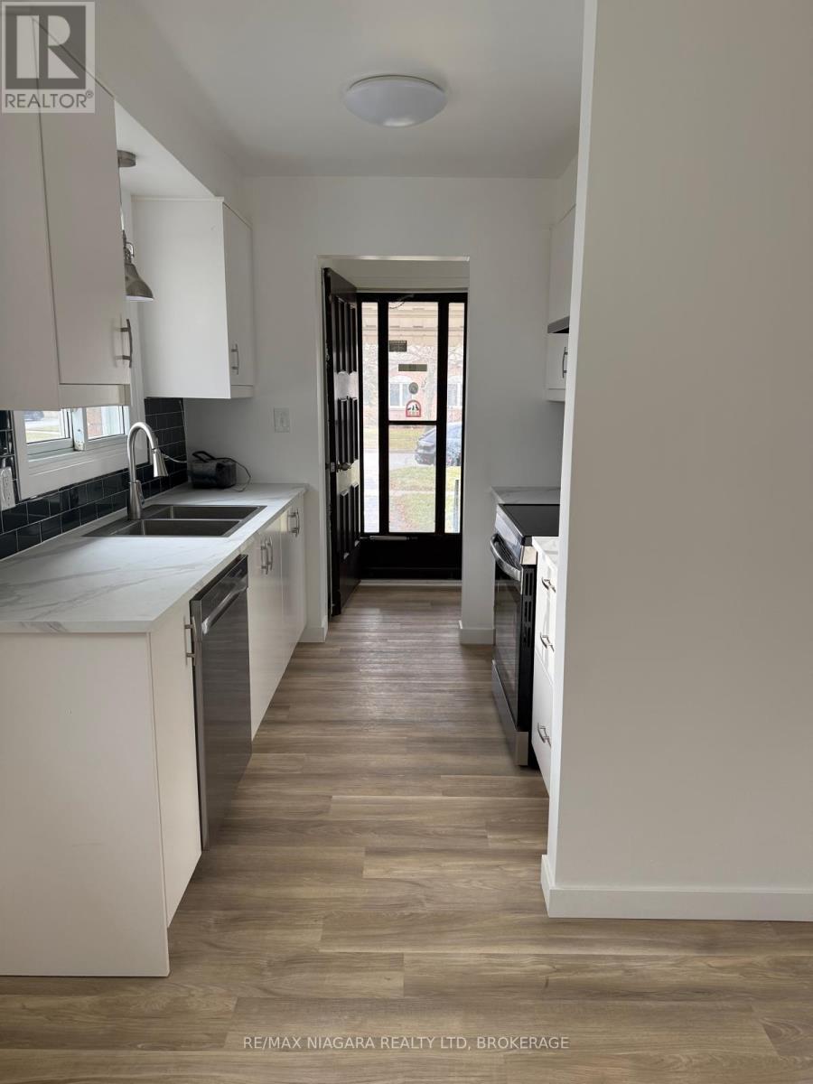 8006 Paddock Trail Drive, Niagara Falls (Ascot), Ontario  L2H 1X2 - Photo 5 - X12647740