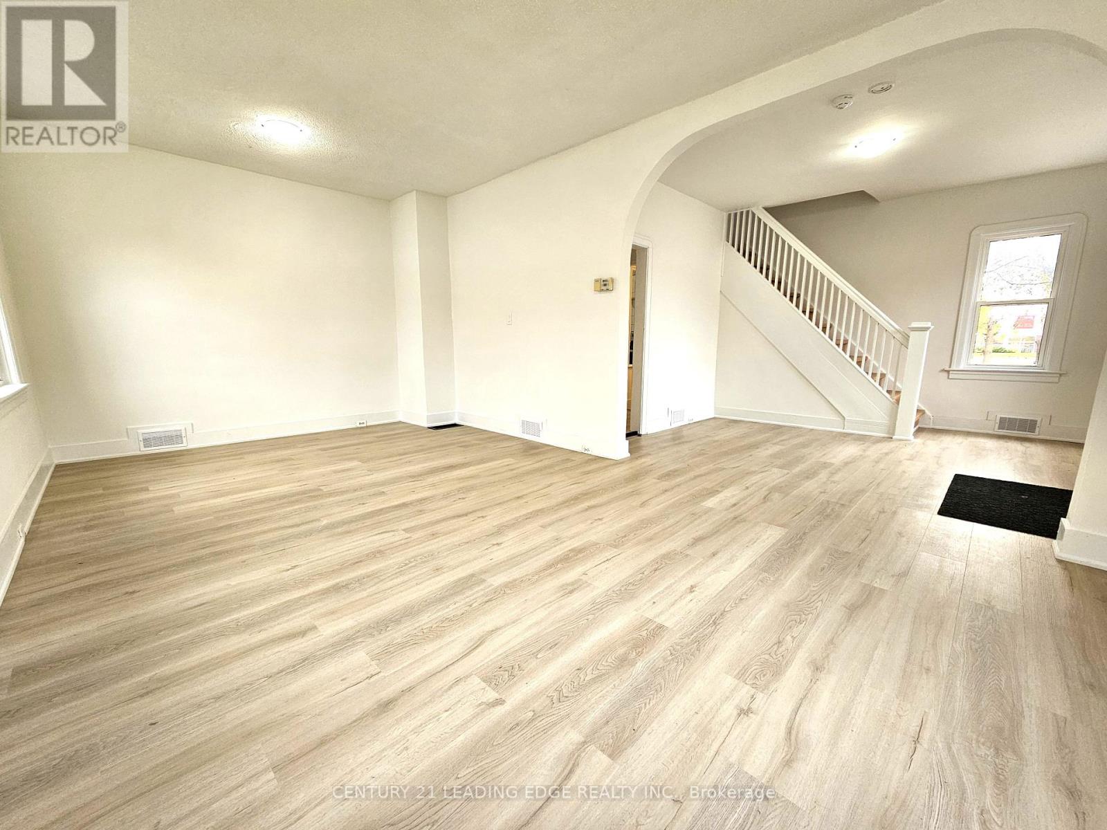 399 The Queensway South, Georgina, Ontario  L4P 2C6 - Photo 5 - N12545616