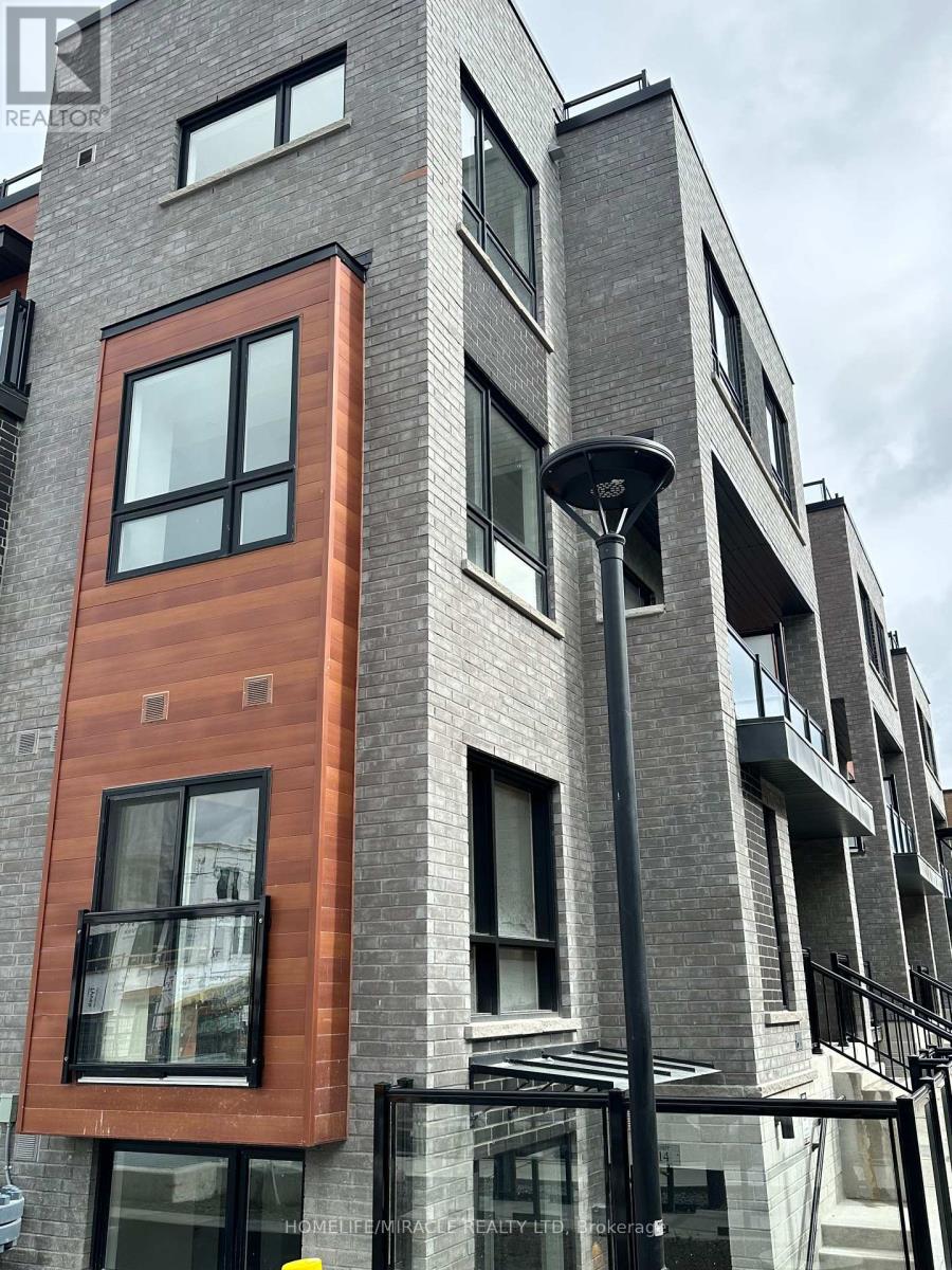 13 - 26 LYTHAM GREEN CIRCLE, Newmarket, Ontario