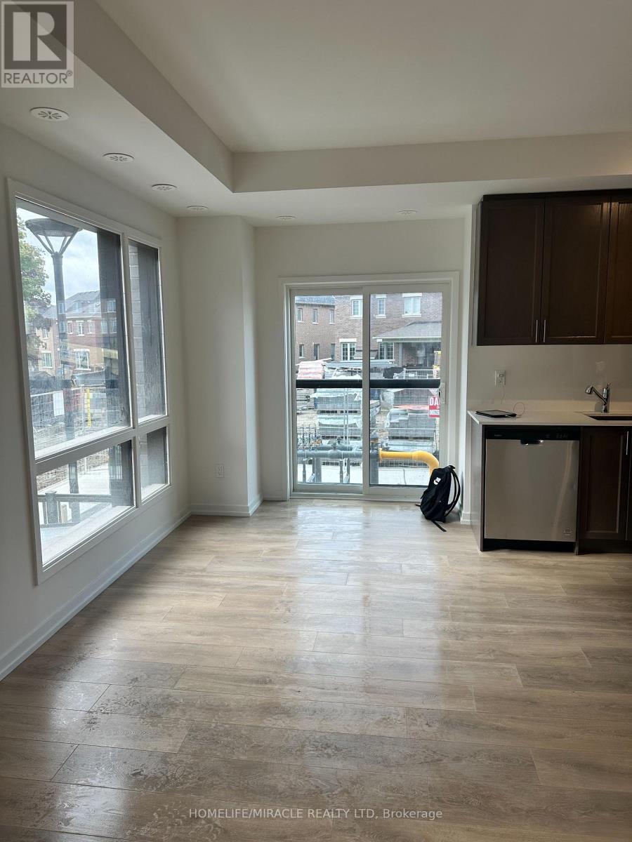 13 - 26 Lytham Green Circle, Newmarket, Ontario  L3Y 0H5 - Photo 3 - N12647736