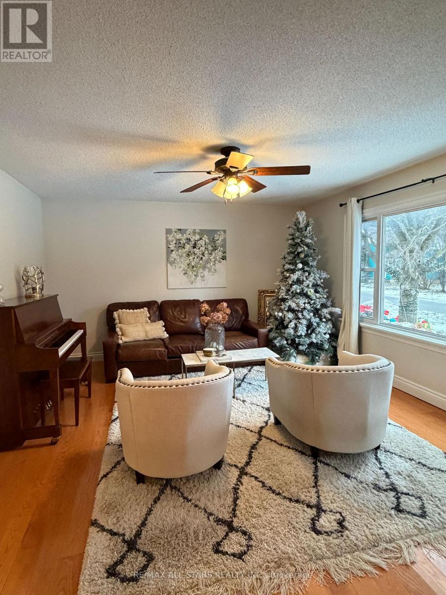 68 Montreal Street, Whitchurch-Stouffville (Stouffville), Ontario  L4A 7W1 - Photo 3 - N12647812