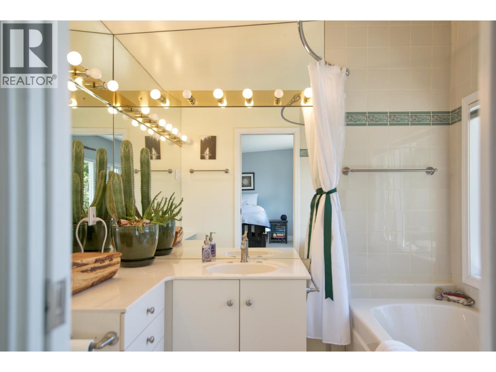 10991- 10993 Sunshine Coast Highway, Halfmoon Bay, British Columbia  V7Z 1B8 - Photo 19 - R3003697