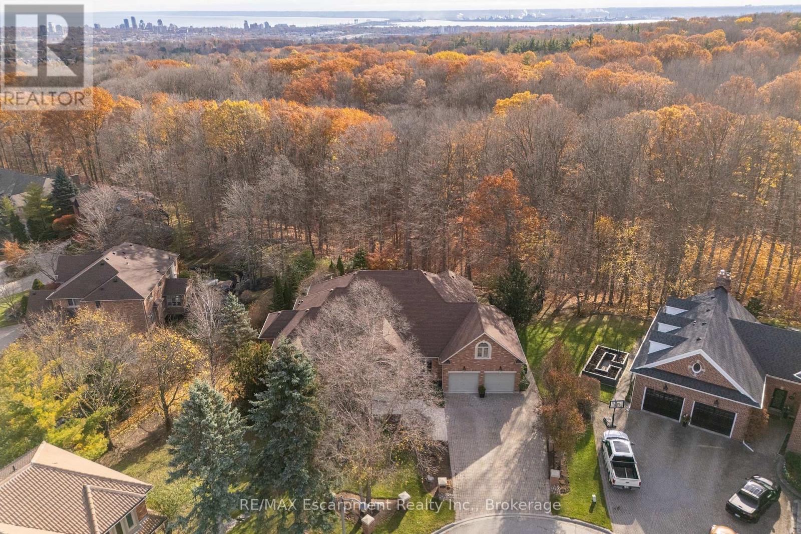 1285 Beaufort Drive, Burlington, Ontario  L7P 4V9 - Photo 4 - W12562570