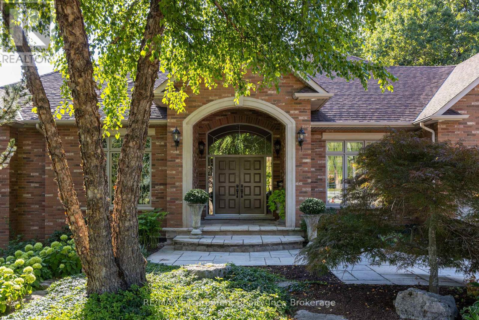 1285 Beaufort Drive, Burlington, Ontario  L7P 4V9 - Photo 9 - W12562570