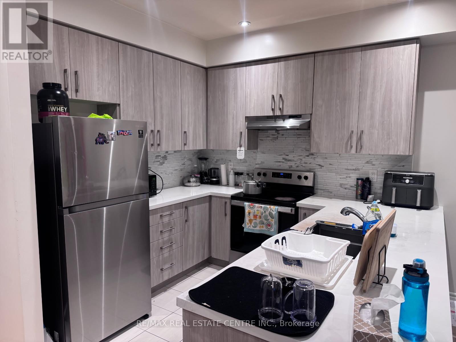 62 Hashmi Place, Brampton, Ontario  L6Y 6K1 - Photo 3 - W12644068