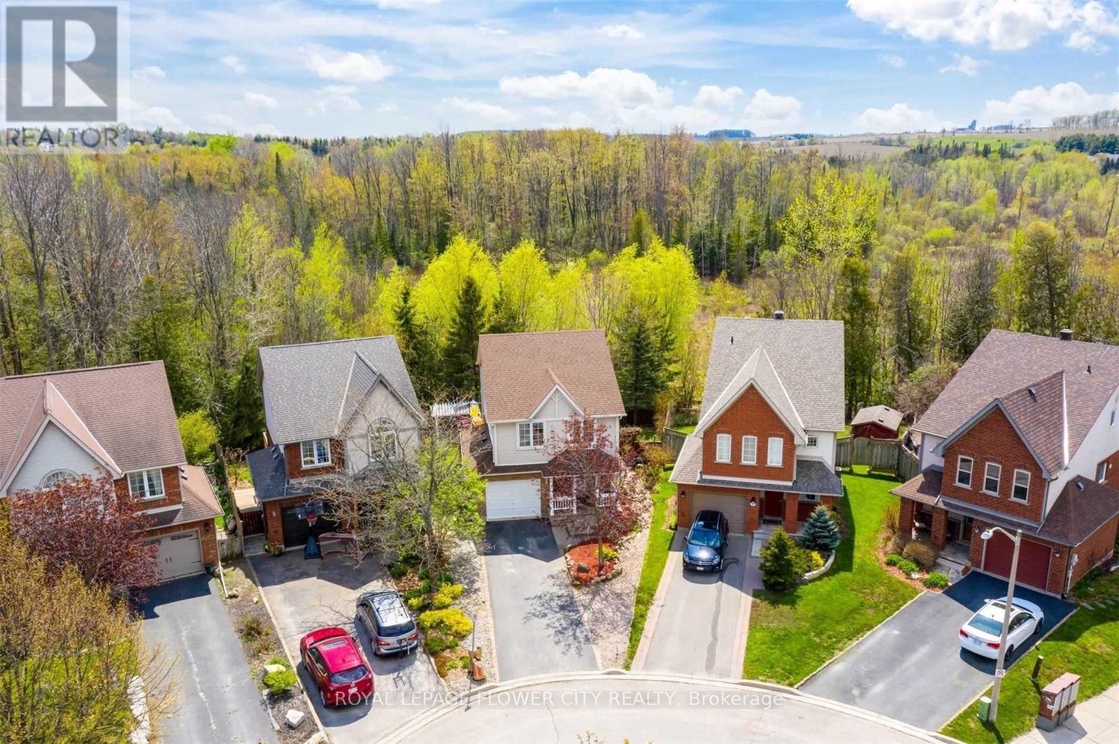 28 Colbourne Crescent, Orangeville, Ontario  L9W 5A7 - Photo 2 - W12647864