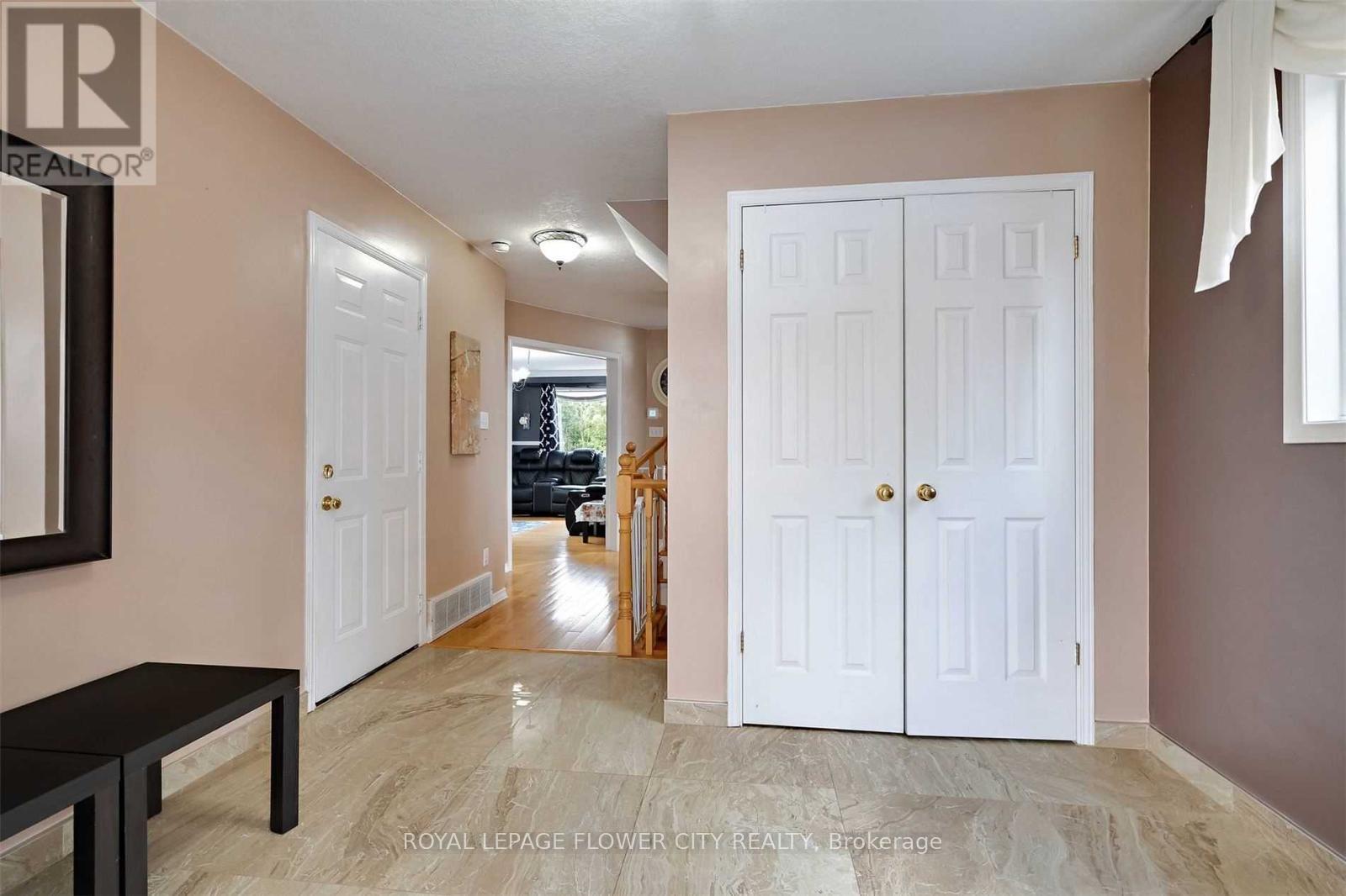 28 Colbourne Crescent, Orangeville, Ontario  L9W 5A7 - Photo 5 - W12647864