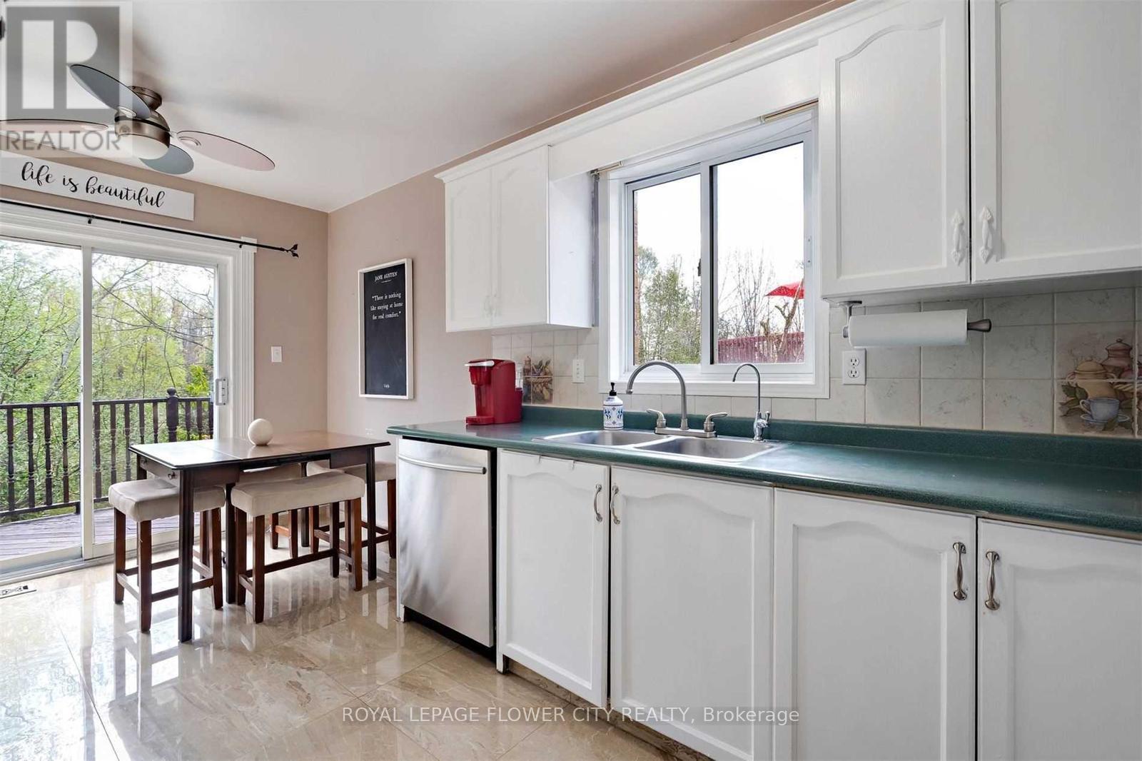 28 Colbourne Crescent, Orangeville, Ontario  L9W 5A7 - Photo 8 - W12647864