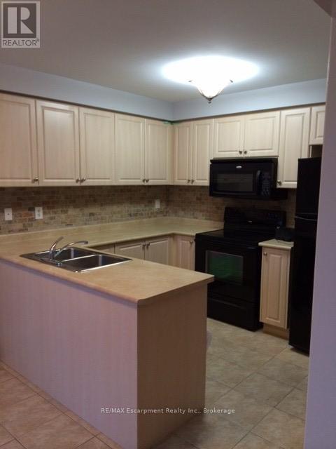 4832 Capri Crescent, Burlington, Ontario  L7M 0H9 - Photo 4 - W12403342