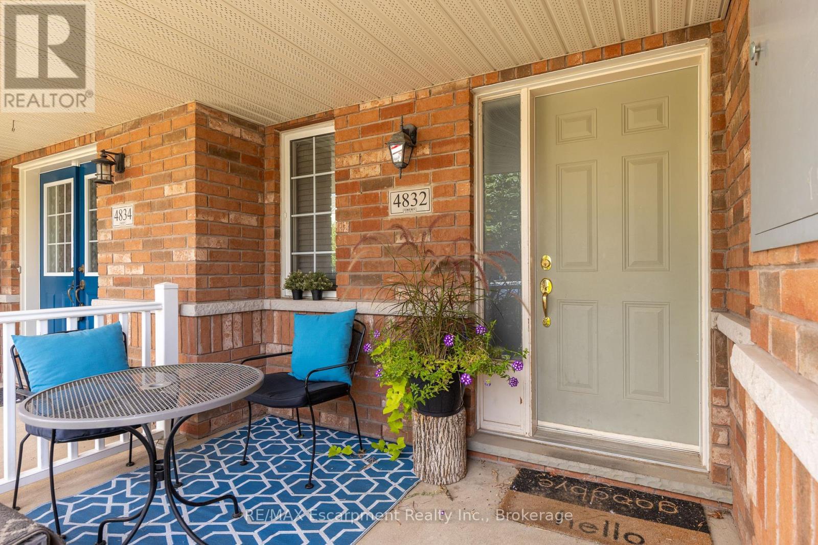 4832 Capri Crescent, Burlington, Ontario  L7M 0H9 - Photo 3 - W12403342