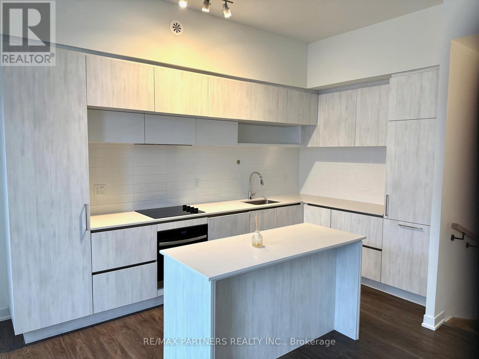 924 - 2 Steckley House Lane, Richmond Hill, Ontario  L4S 0N4 - Photo 8 - N12647984