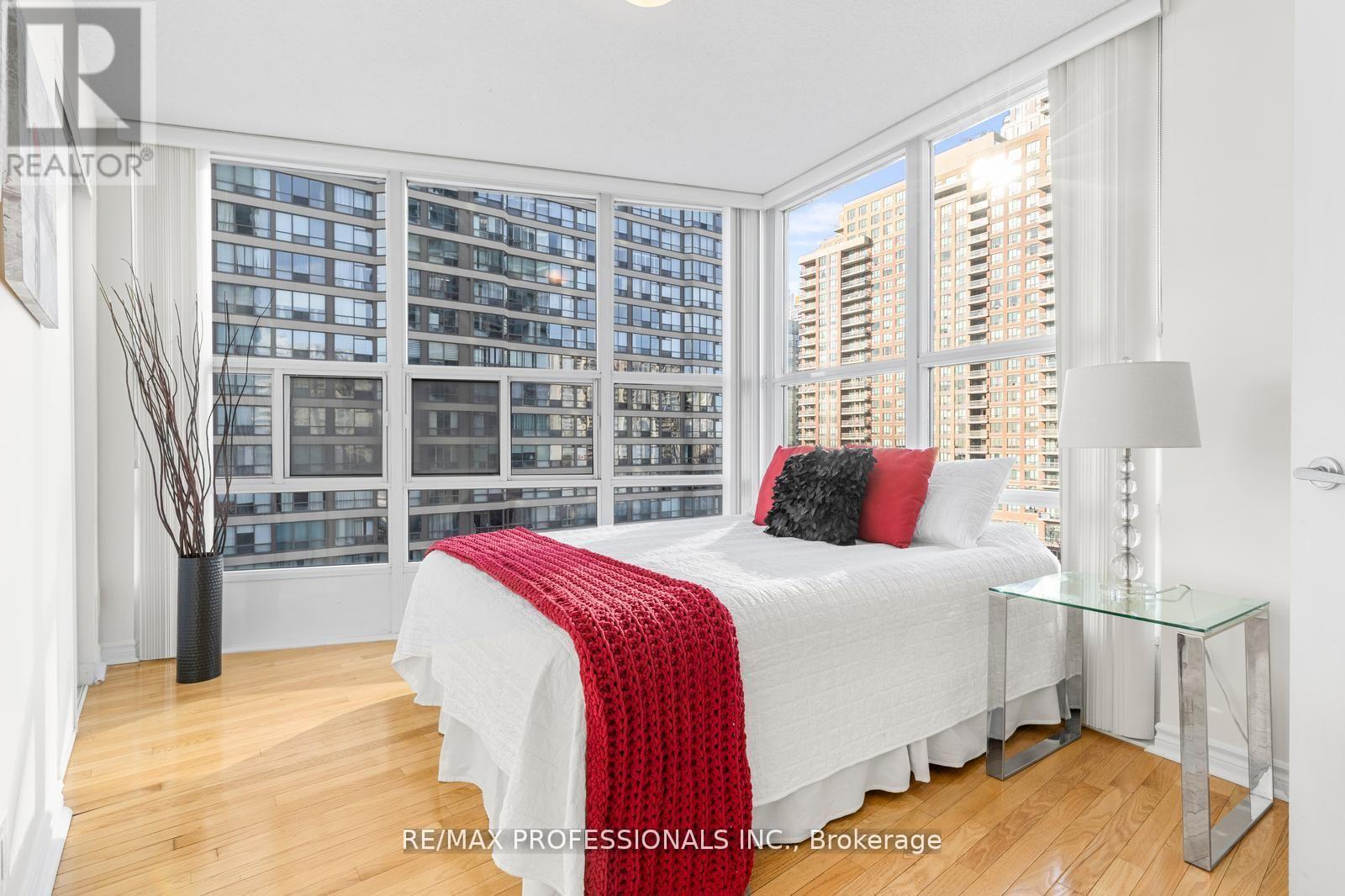 806 - 33 Elm Drive W, Mississauga, Ontario  L5B 4M2 - Photo 8 - W12647930