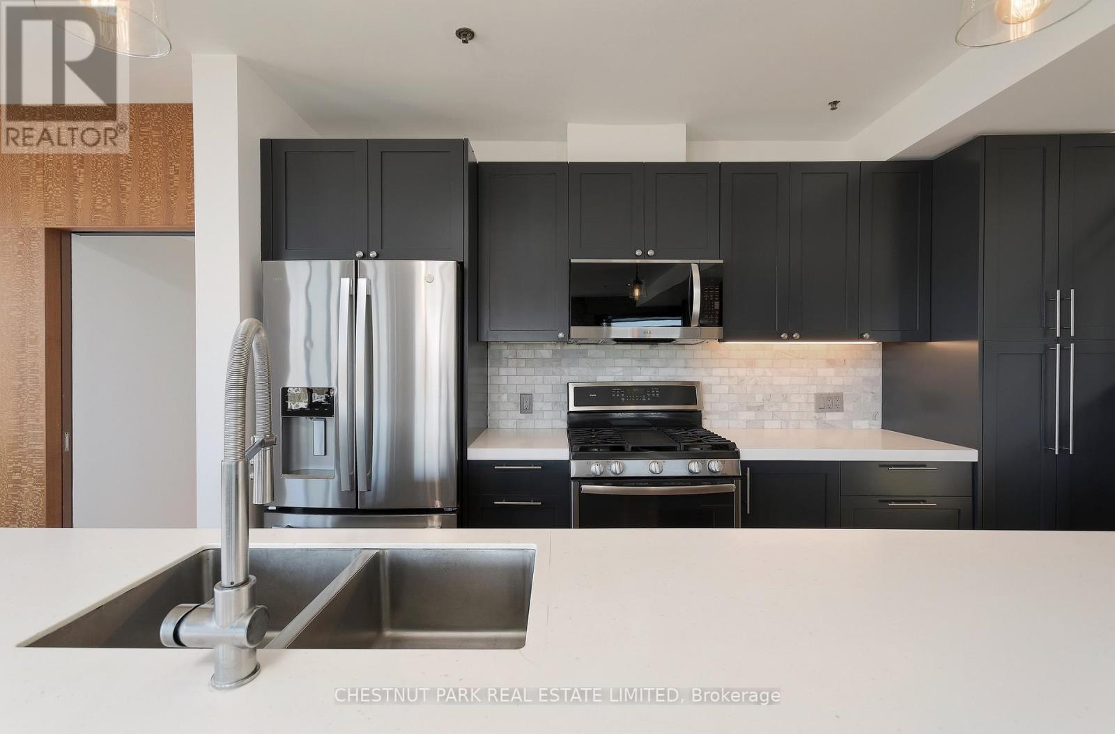 402 - 1 Columbus Avenue, Toronto, Ontario  M6R 1S1 - Photo 14 - W12647952