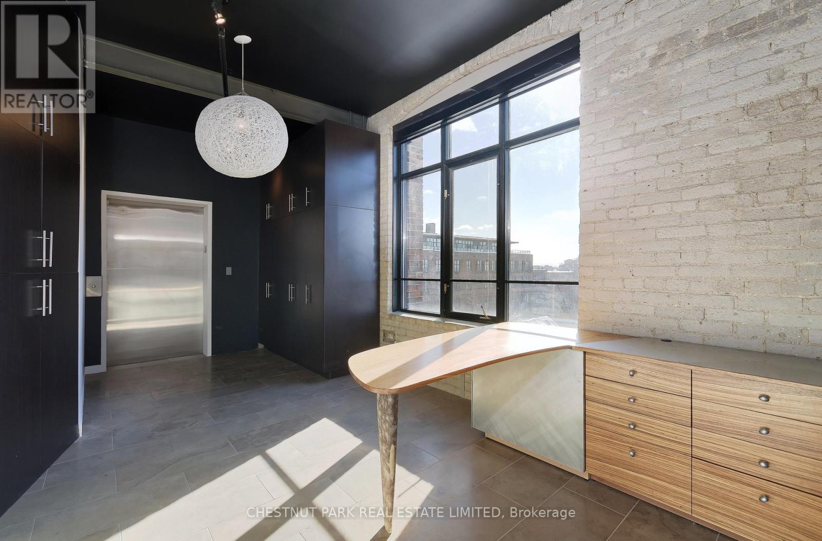 402 - 1 Columbus Avenue, Toronto, Ontario  M6R 1S1 - Photo 4 - W12647952