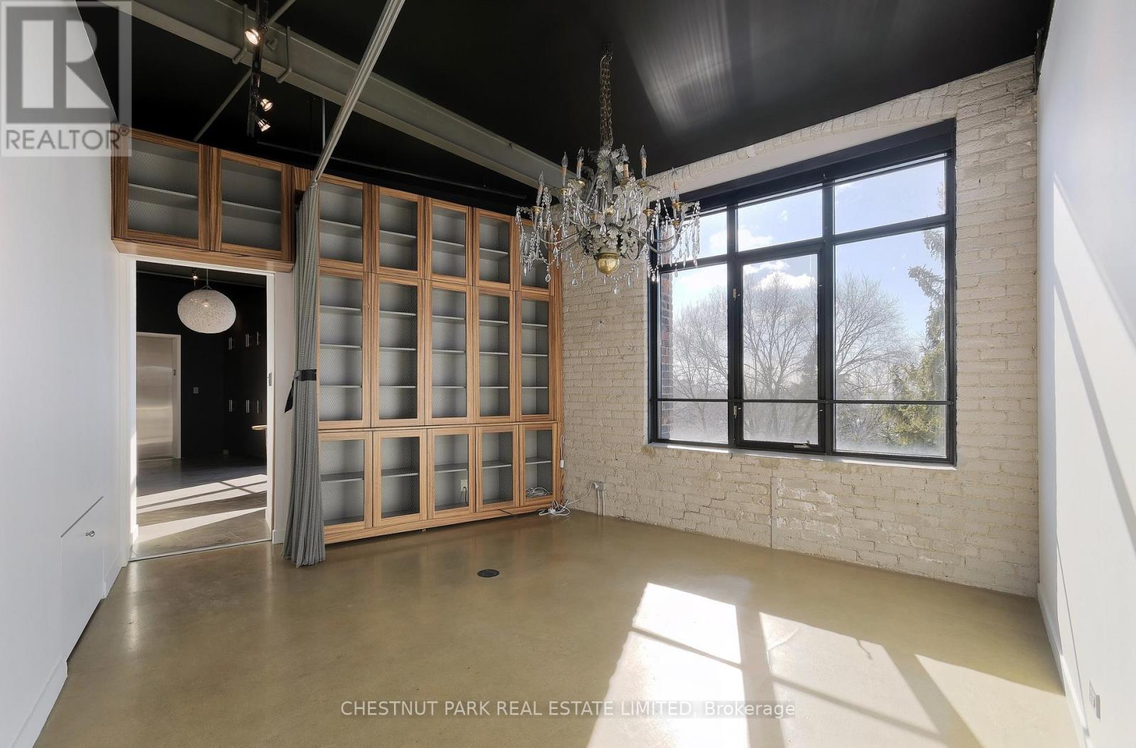 402 - 1 Columbus Avenue, Toronto, Ontario  M6R 1S1 - Photo 5 - W12647952