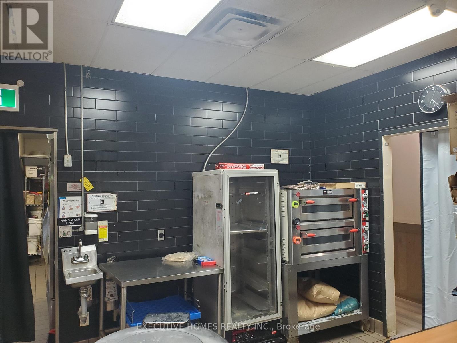 2 - 483 Dundas Street W, Oakville, Ontario  L6M 1L9 - Photo 3 - W12647970