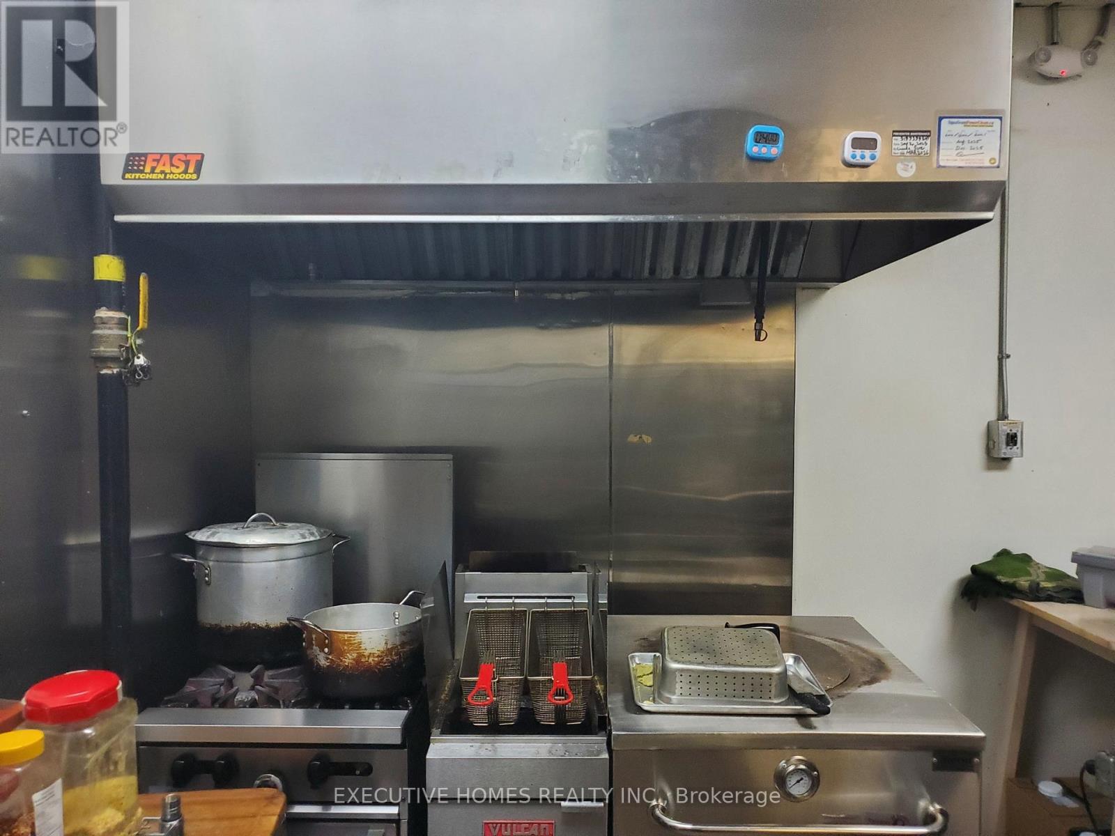 2 - 483 Dundas Street W, Oakville, Ontario  L6M 1L9 - Photo 5 - W12647970