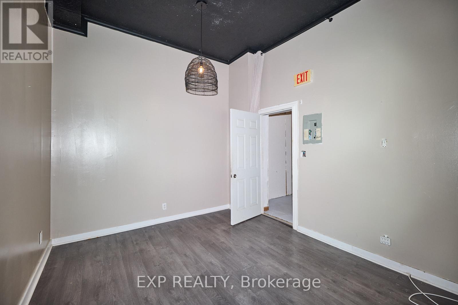 4660 Queen Street, Niagara Falls, Ontario  L2E 2L8 - Photo 12 - X12648072