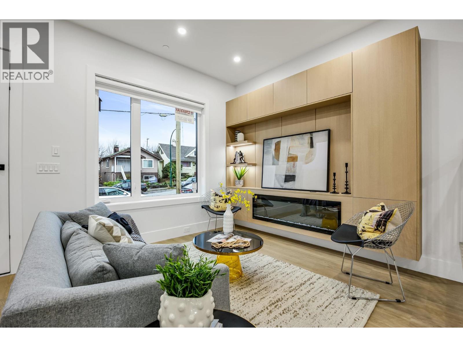 2827 Dundas Street, Vancouver, British Columbia  V5K 1R5 - Photo 2 - R3074786