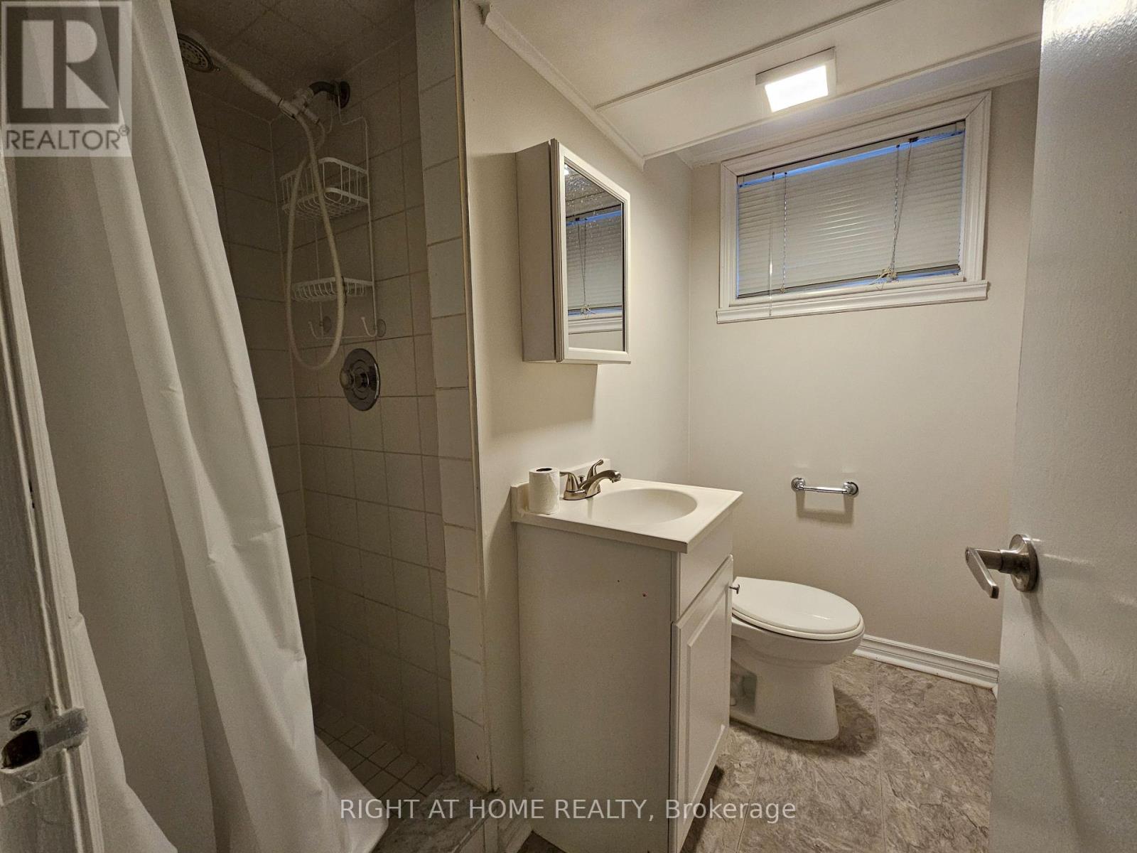 8 Roberta Drive, Toronto, Ontario  M6A 2J5 - Photo 22 - C12641844