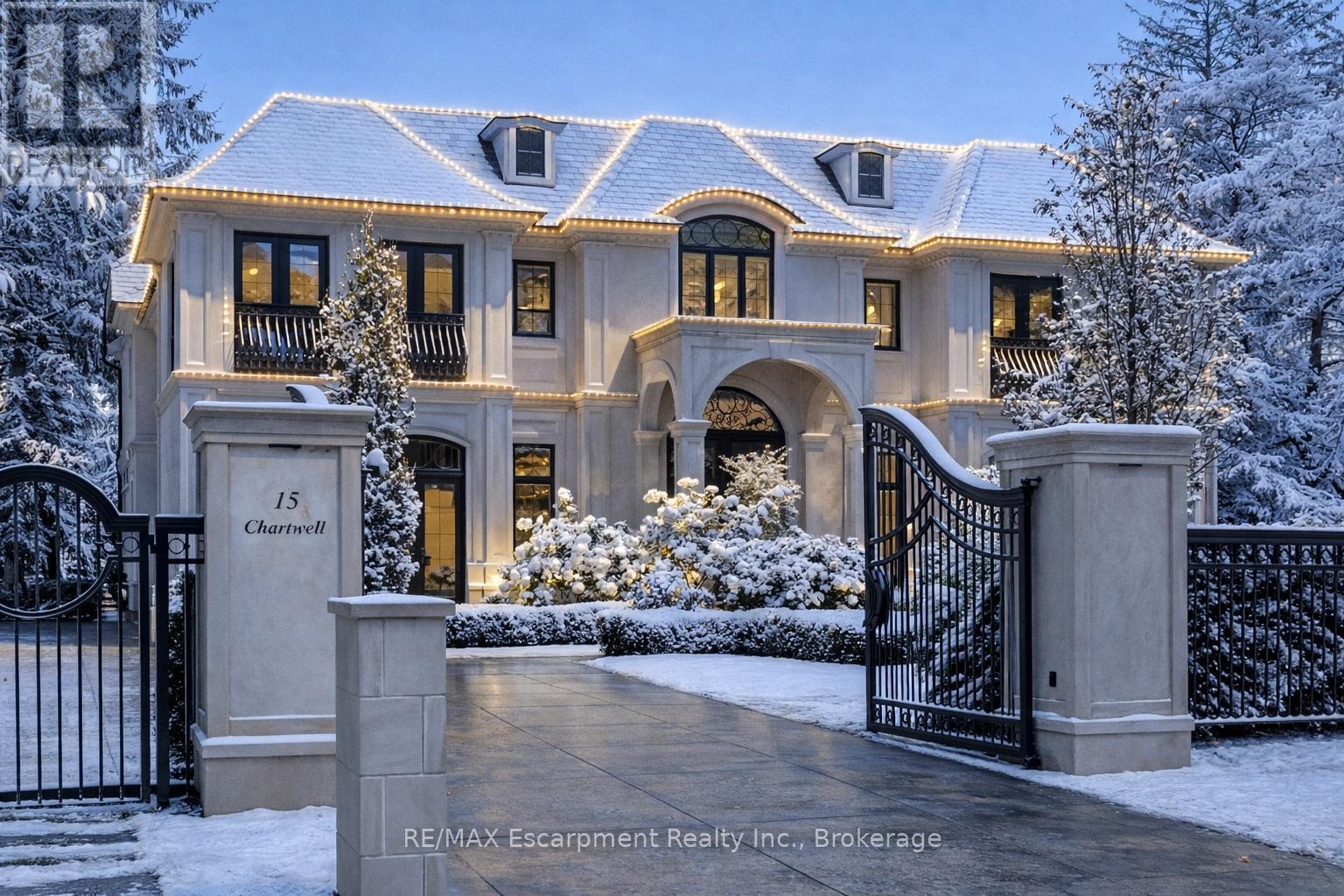 15 Chartwell Road, Oakville, Ontario  L6J 3Z3 - Photo 1 - W12638436