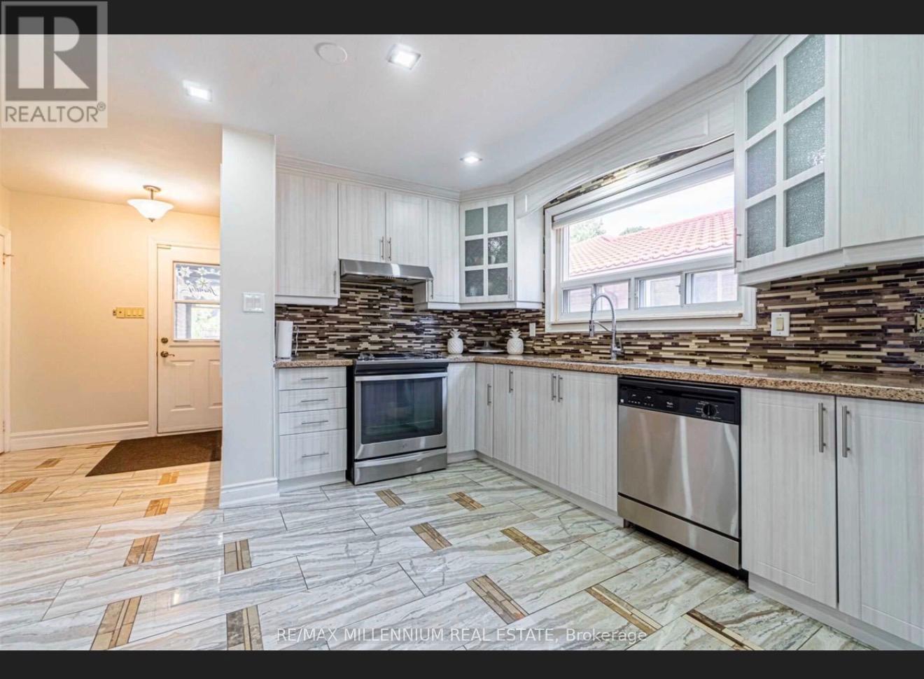 84 Dorset Drive, Brampton, Ontario  L6T 2Y9 - Photo 5 - W12648104