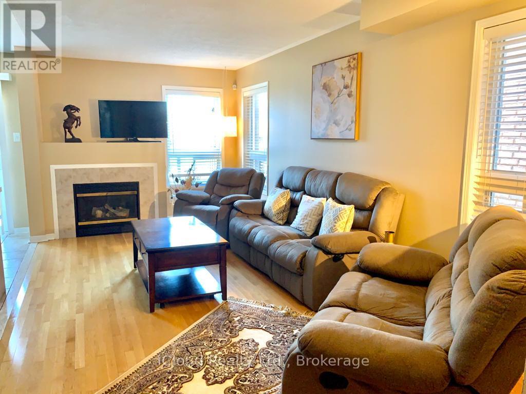 Main/2nd Flr - 3838 Manatee Way, Mississauga, Ontario  L5M 6Y1 - Photo 2 - W12648168