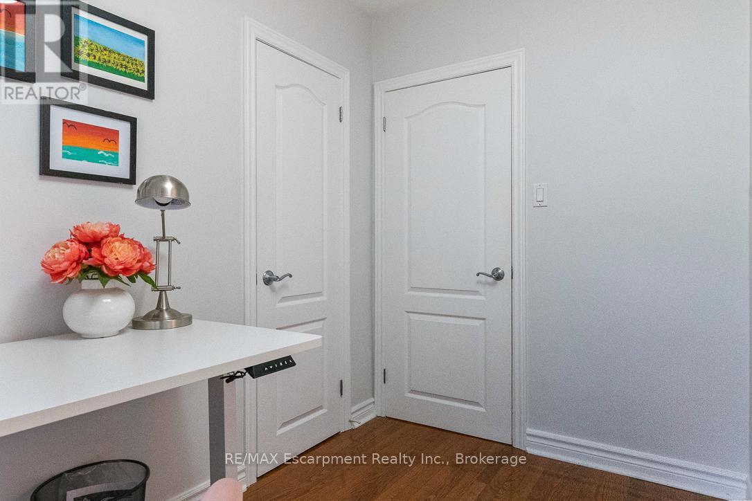 68 Glenmanor Drive N, Oakville, Ontario  L6K 2B4 - Photo 22 - W12585556