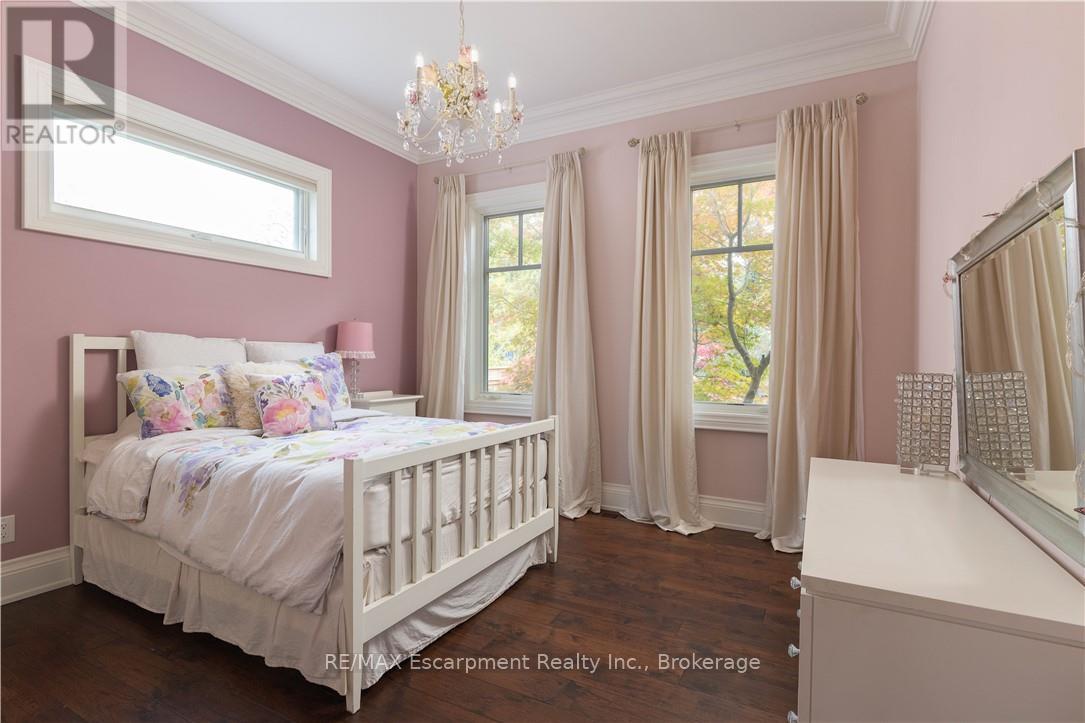 2073 Deramore Drive, Oakville, Ontario  L6J 2P7 - Photo 21 - W12602432