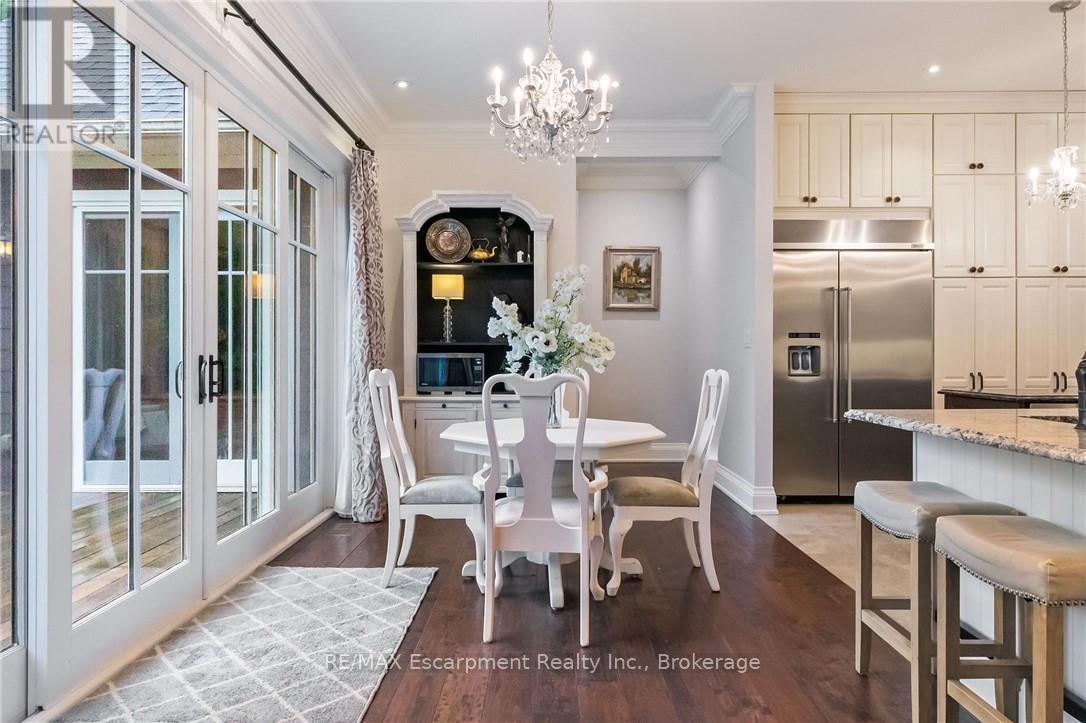 2073 Deramore Drive, Oakville, Ontario  L6J 2P7 - Photo 8 - W12602432