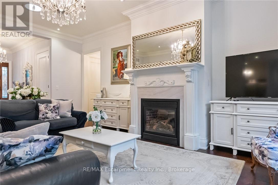 2073 Deramore Drive, Oakville, Ontario  L6J 2P7 - Photo 7 - W12602432