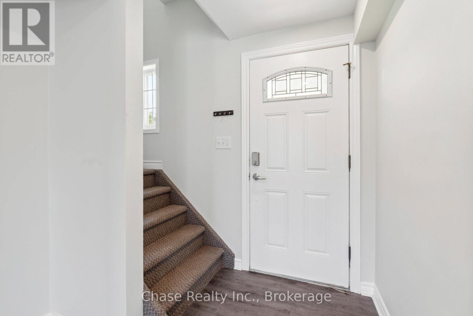 46 Sydenham Wells, Barrie (Georgian Drive), Ontario  L4M 6R4 - Photo 4 - S12648198