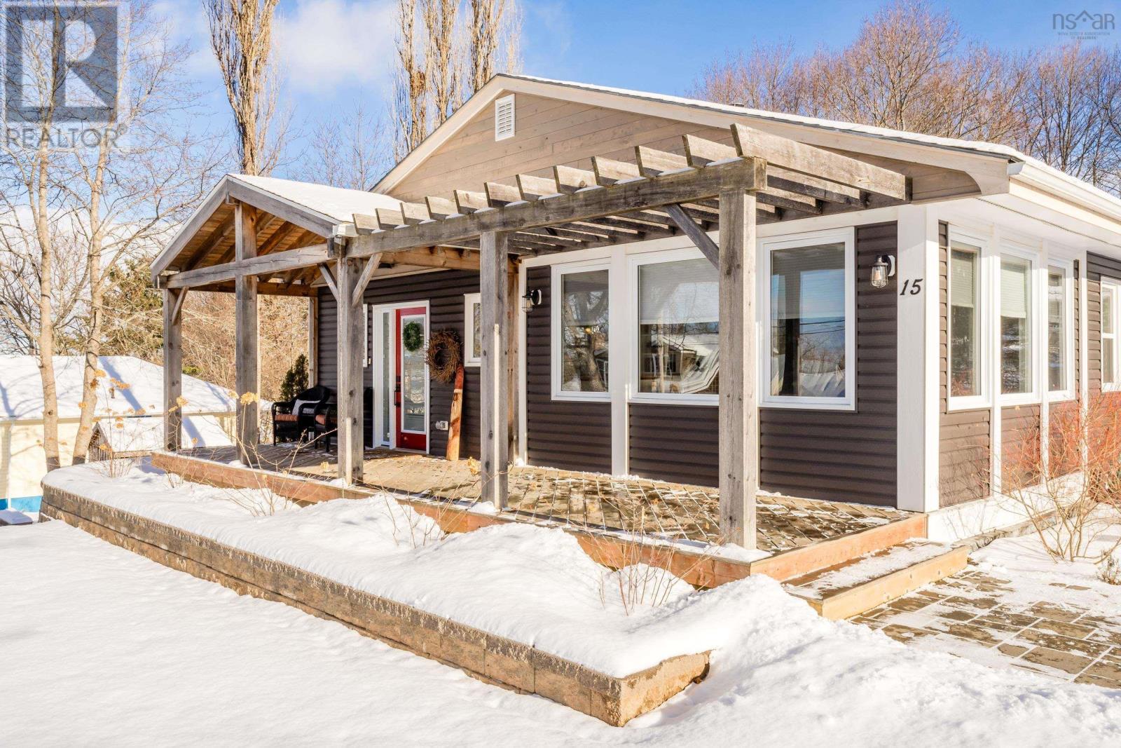 15 Hillcrest Avenue, Wolfville, Nova Scotia  B4P 1T5 - Photo 2 - 202529523