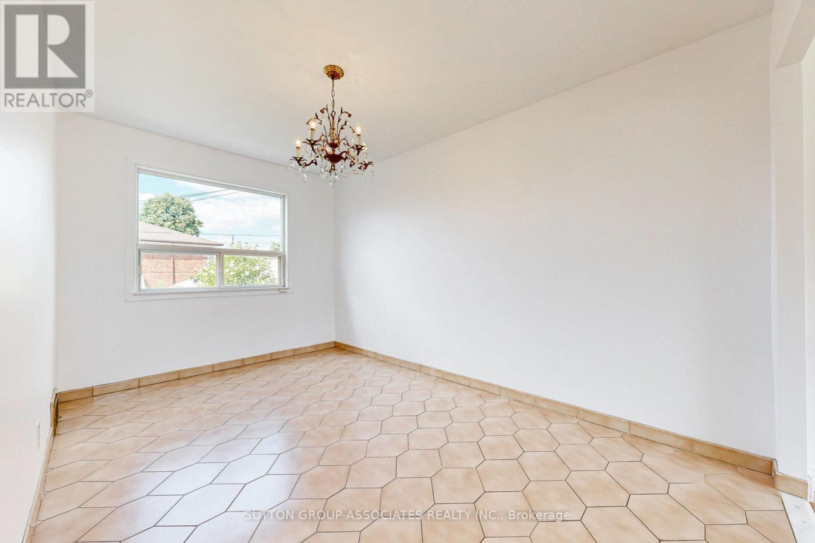 22 Woodenhill Court, Toronto, Ontario  M6M 1K9 - Photo 11 - W12648204