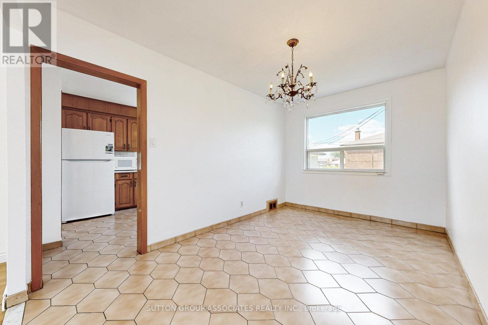 22 Woodenhill Court, Toronto, Ontario  M6M 1K9 - Photo 13 - W12648204