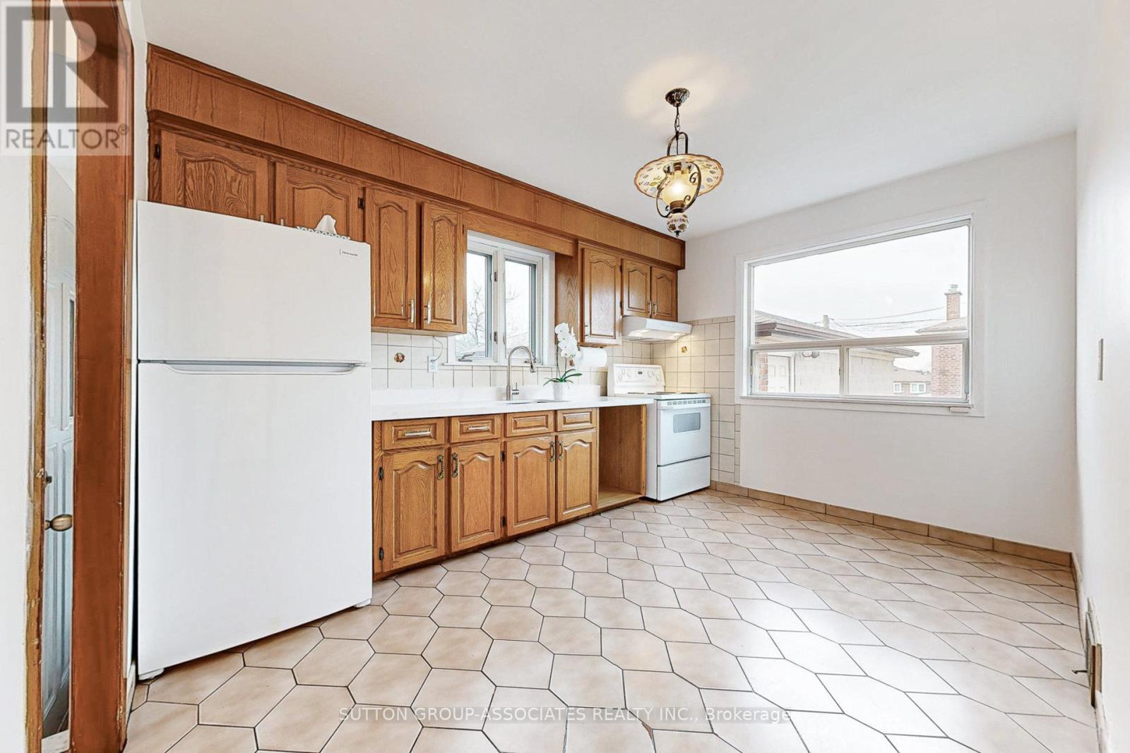 22 Woodenhill Court, Toronto, Ontario  M6M 1K9 - Photo 16 - W12648204