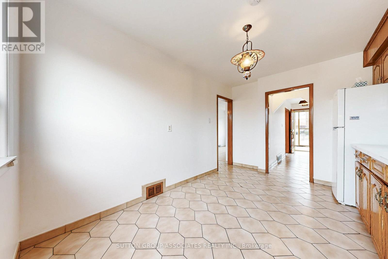 22 Woodenhill Court, Toronto, Ontario  M6M 1K9 - Photo 18 - W12648204