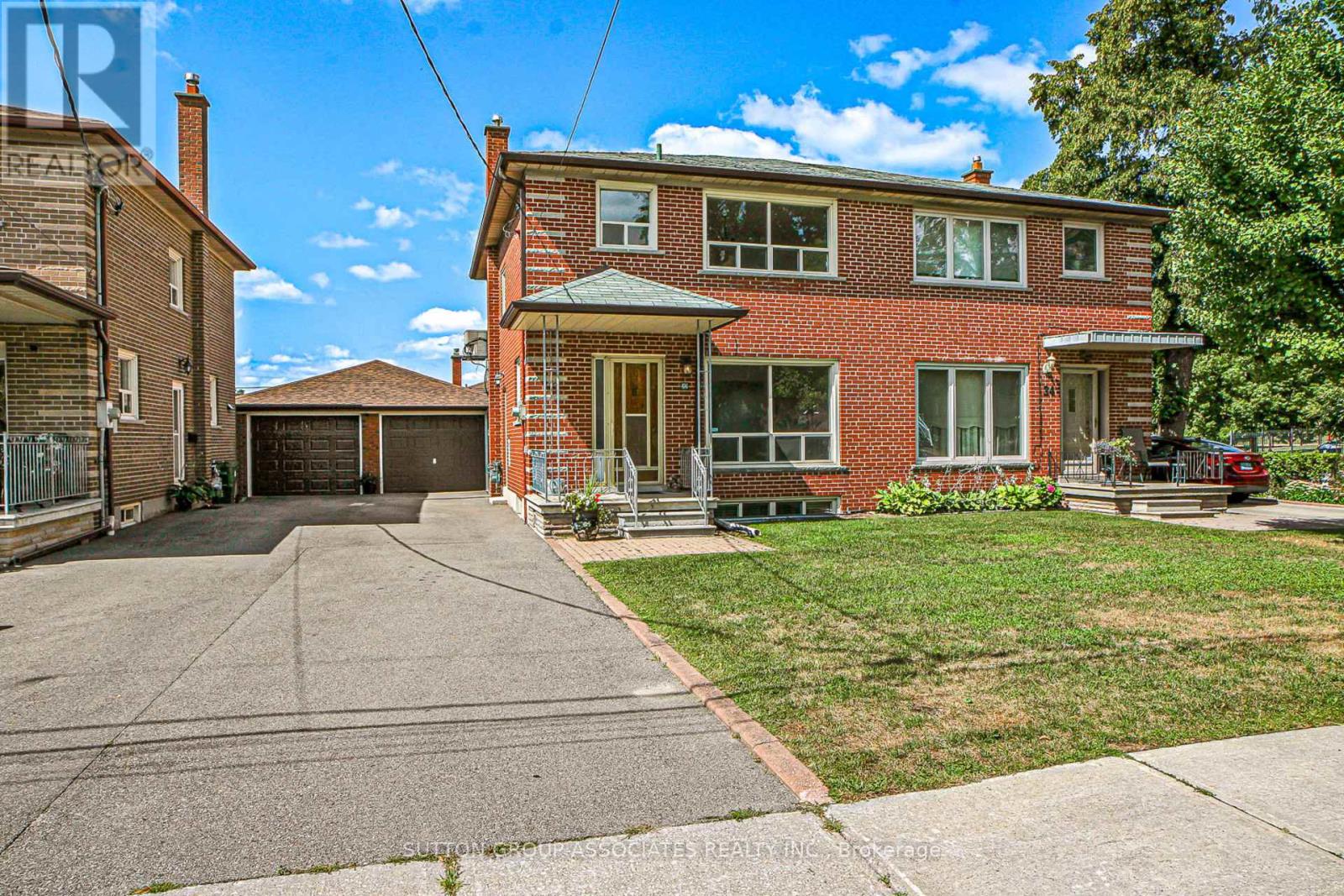 22 Woodenhill Court, Toronto, Ontario  M6M 1K9 - Photo 2 - W12648204