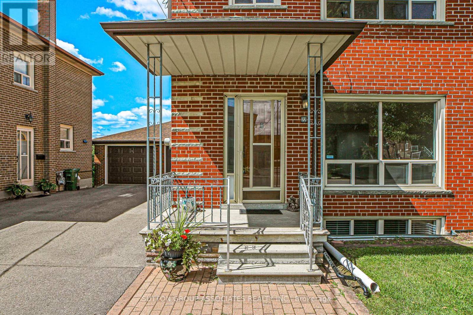 22 Woodenhill Court, Toronto, Ontario  M6M 1K9 - Photo 3 - W12648204