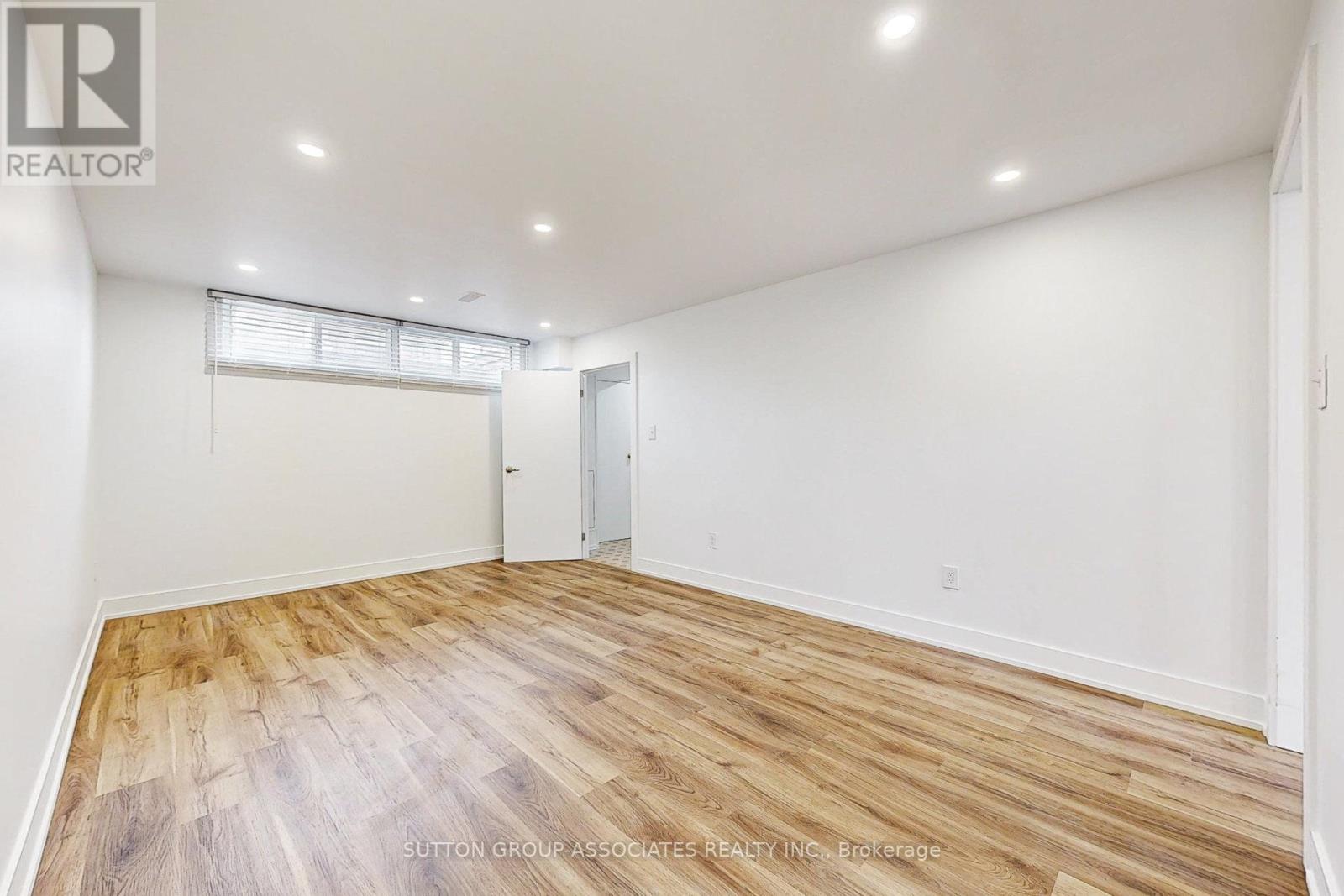 22 Woodenhill Court, Toronto, Ontario  M6M 1K9 - Photo 32 - W12648204