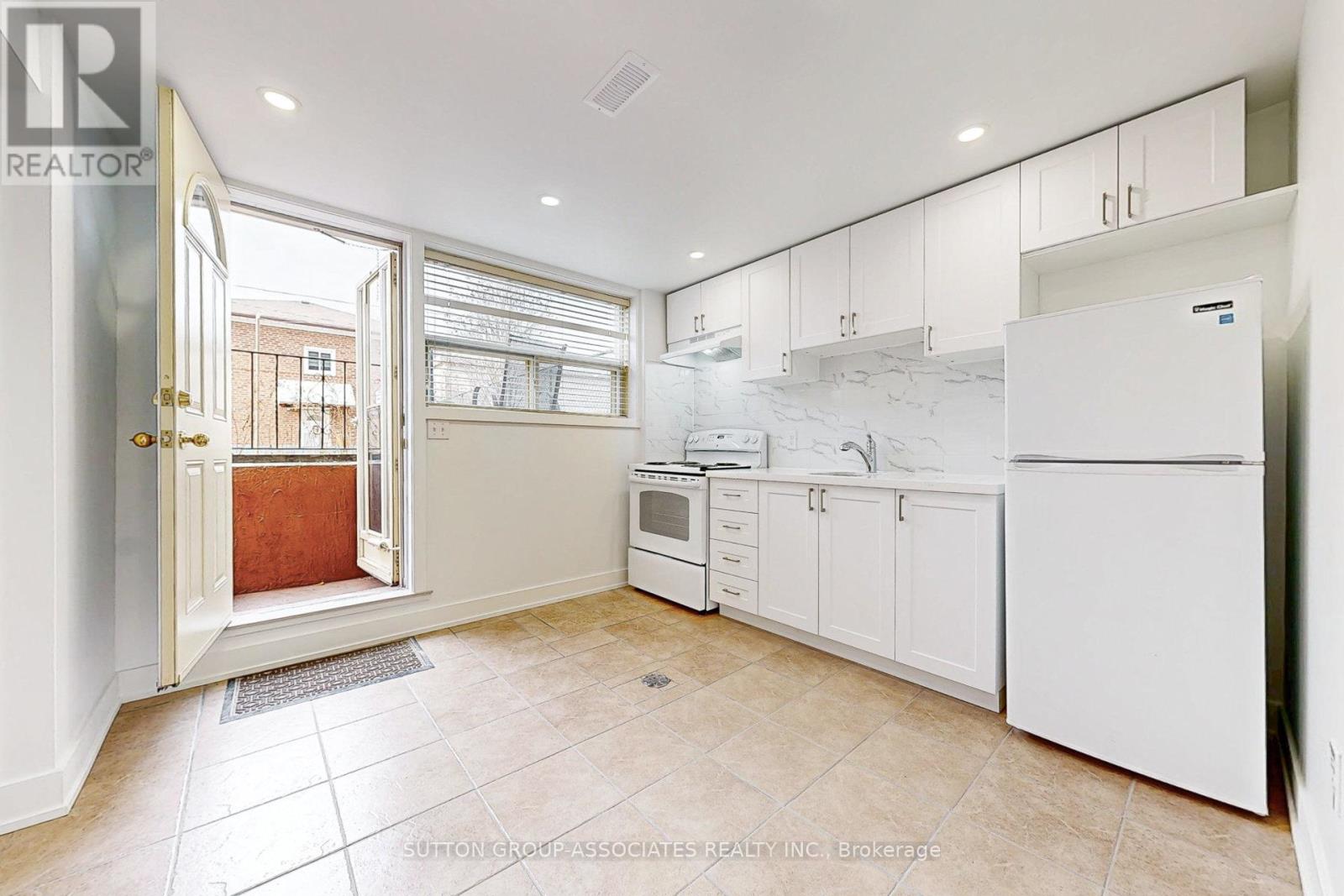 22 Woodenhill Court, Toronto, Ontario  M6M 1K9 - Photo 34 - W12648204