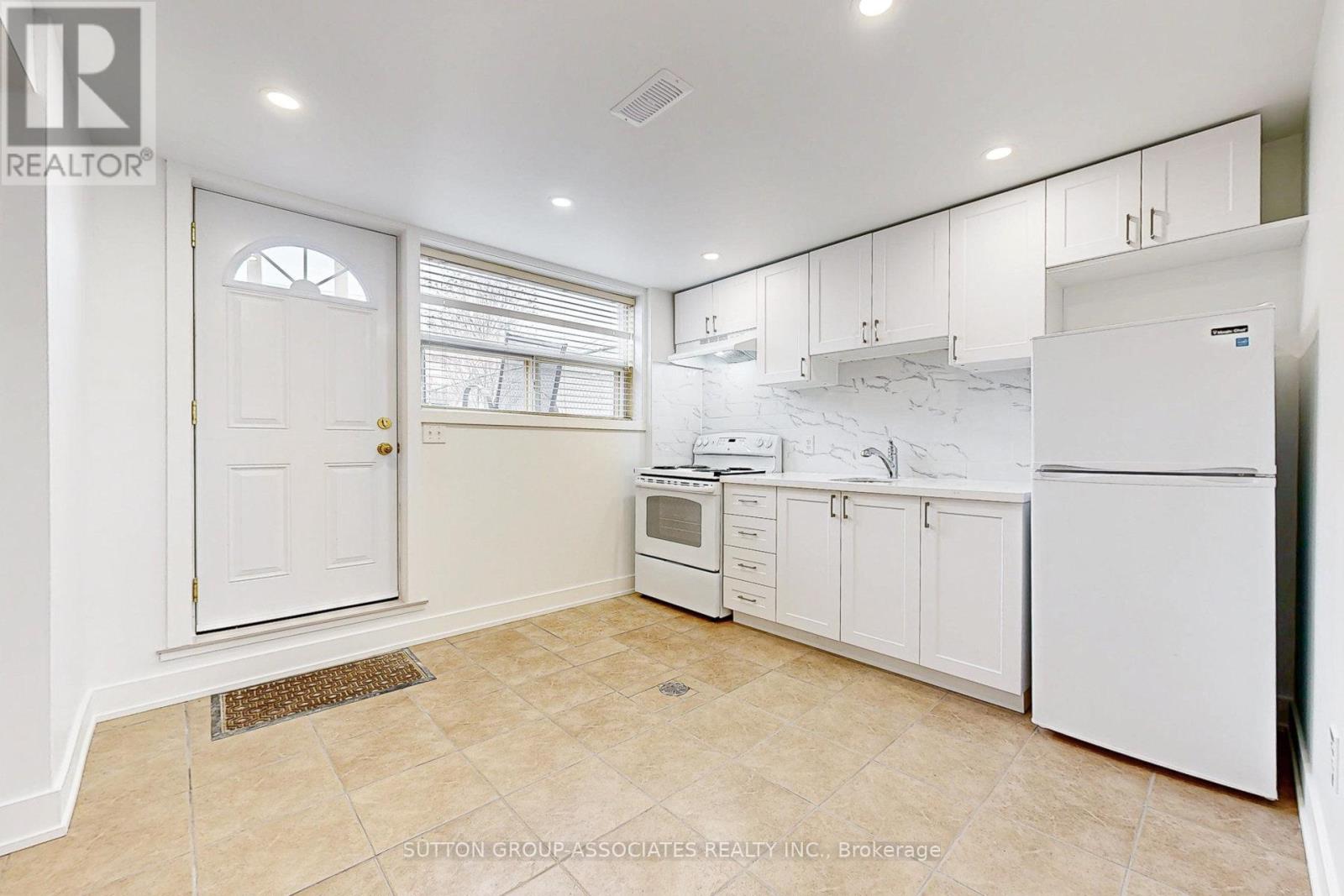 22 Woodenhill Court, Toronto, Ontario  M6M 1K9 - Photo 35 - W12648204