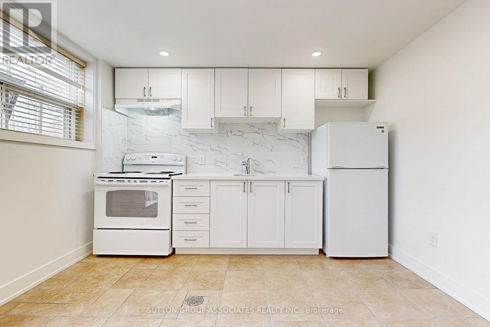 22 Woodenhill Court, Toronto, Ontario  M6M 1K9 - Photo 37 - W12648204