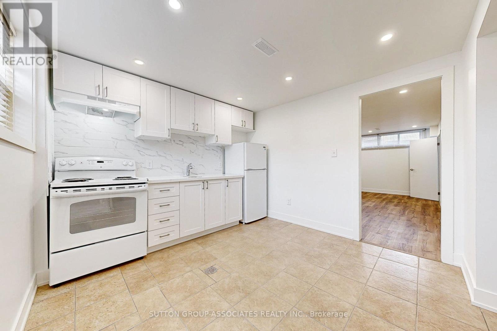 22 Woodenhill Court, Toronto, Ontario  M6M 1K9 - Photo 38 - W12648204