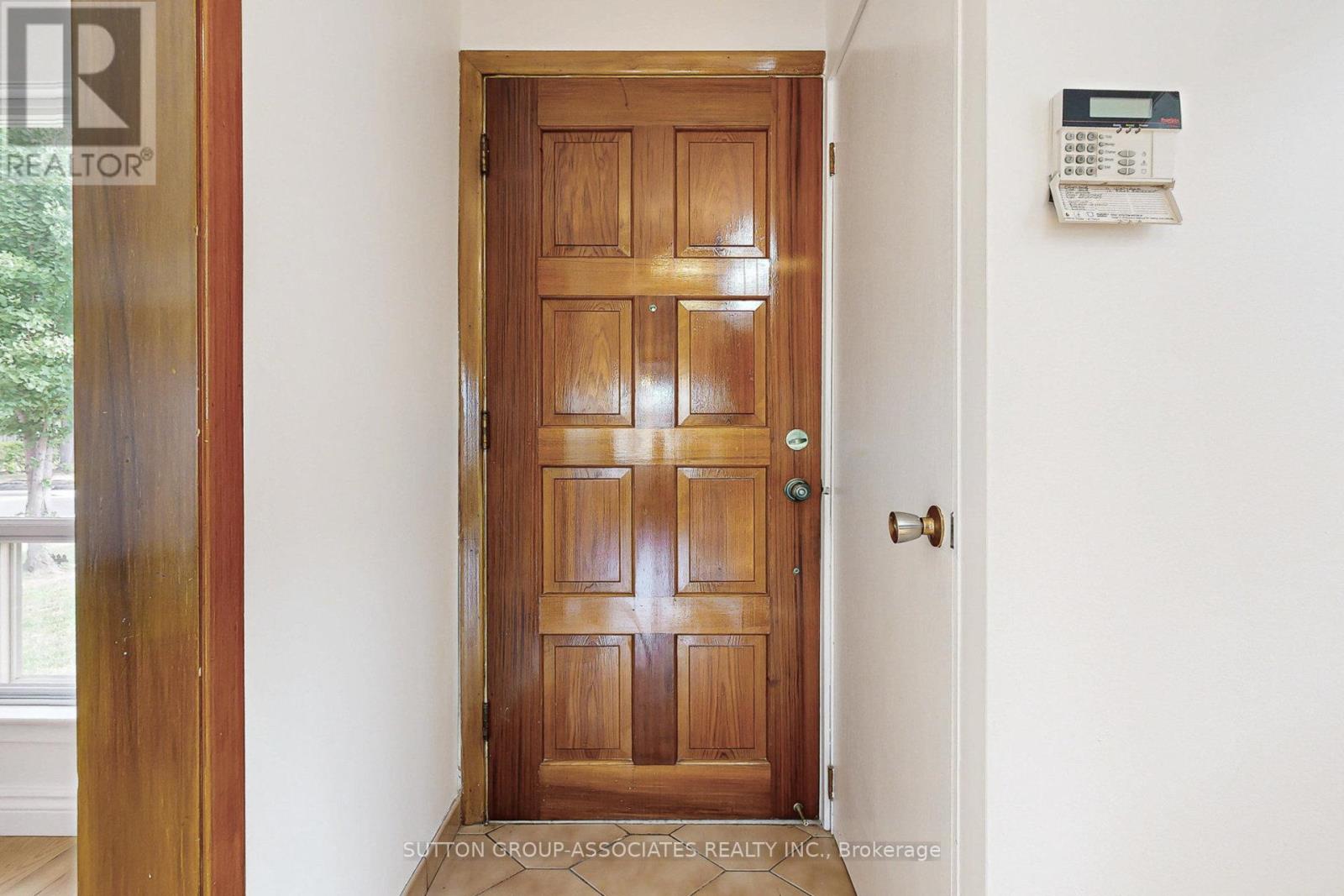 22 Woodenhill Court, Toronto, Ontario  M6M 1K9 - Photo 4 - W12648204